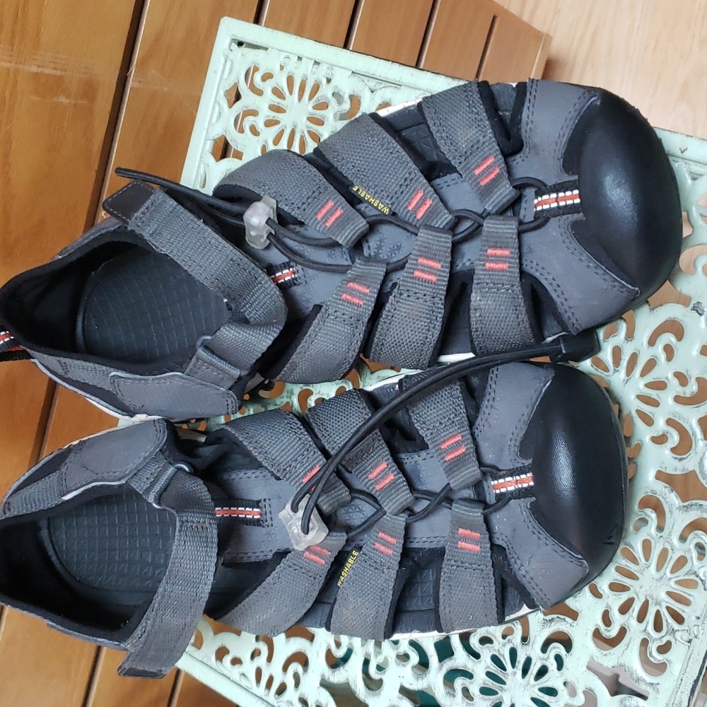 Keen Sandals hook & loop size 7